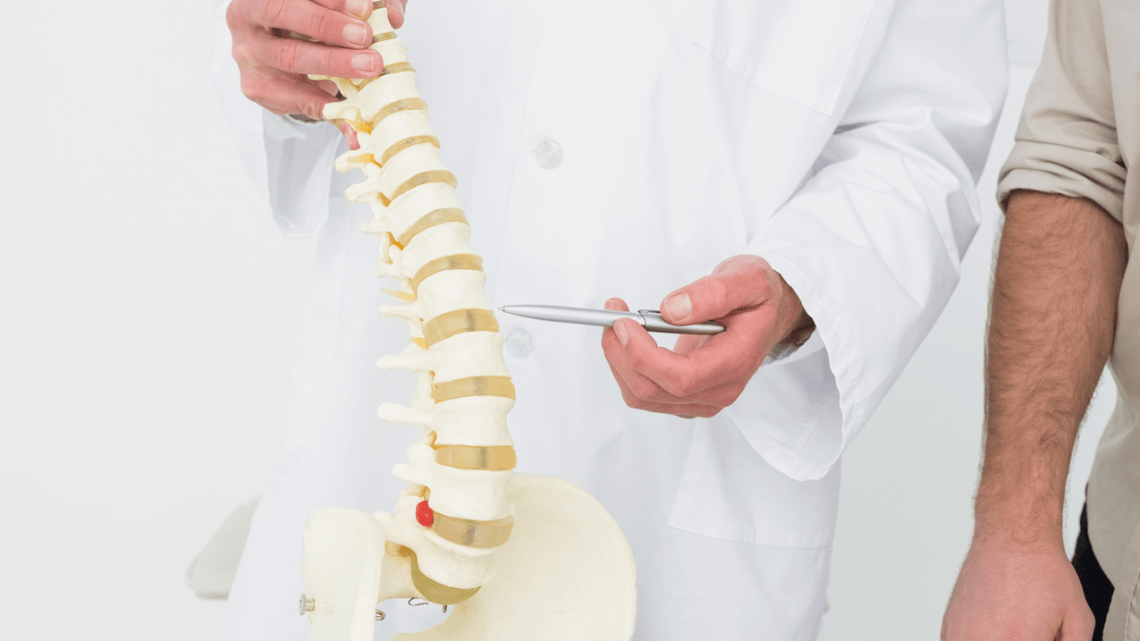 Diagnosis of back pain in the doctor's meeting